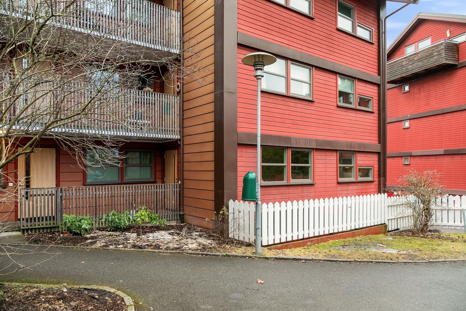 Tilbaketrukket og skjermet beliggenhet mot lite trafikkert gate og sjarmerende hage Galleribilde