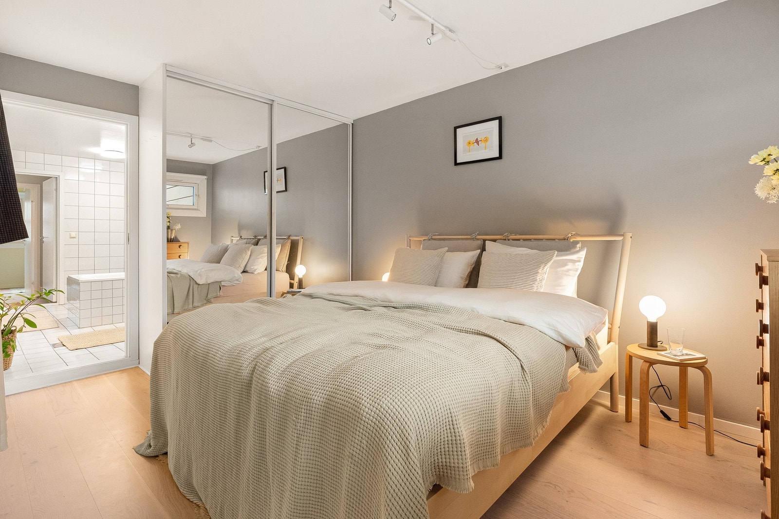 Rommet er utstyrt med skyvedørsgarderobe med speilfronter som gir rikelig med oppbevaringsplass. Galleribilde