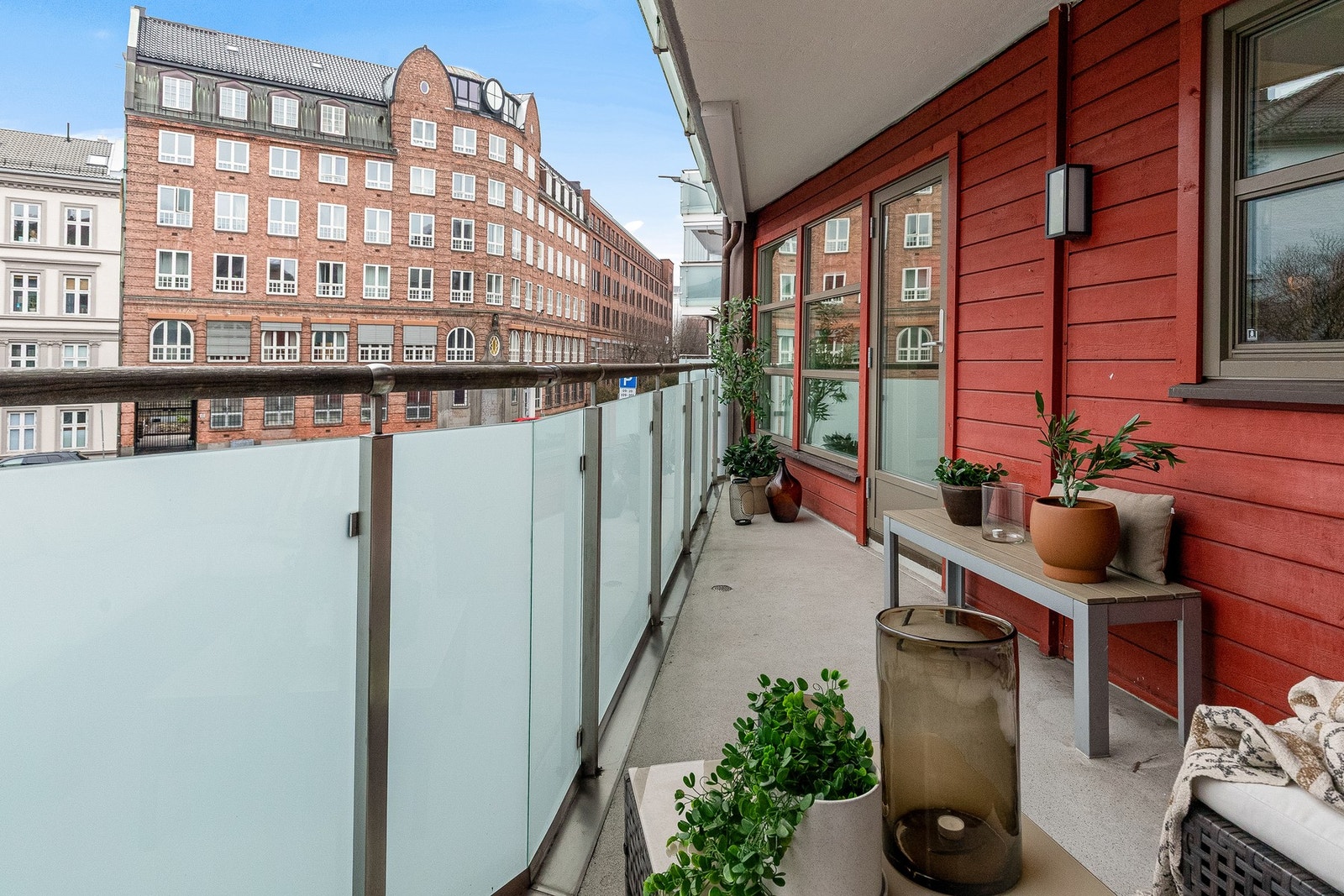 Balkongen er en flott forlengelse av stuen og har plass til forskjellige utemøblement og beplantning. Galleribilde