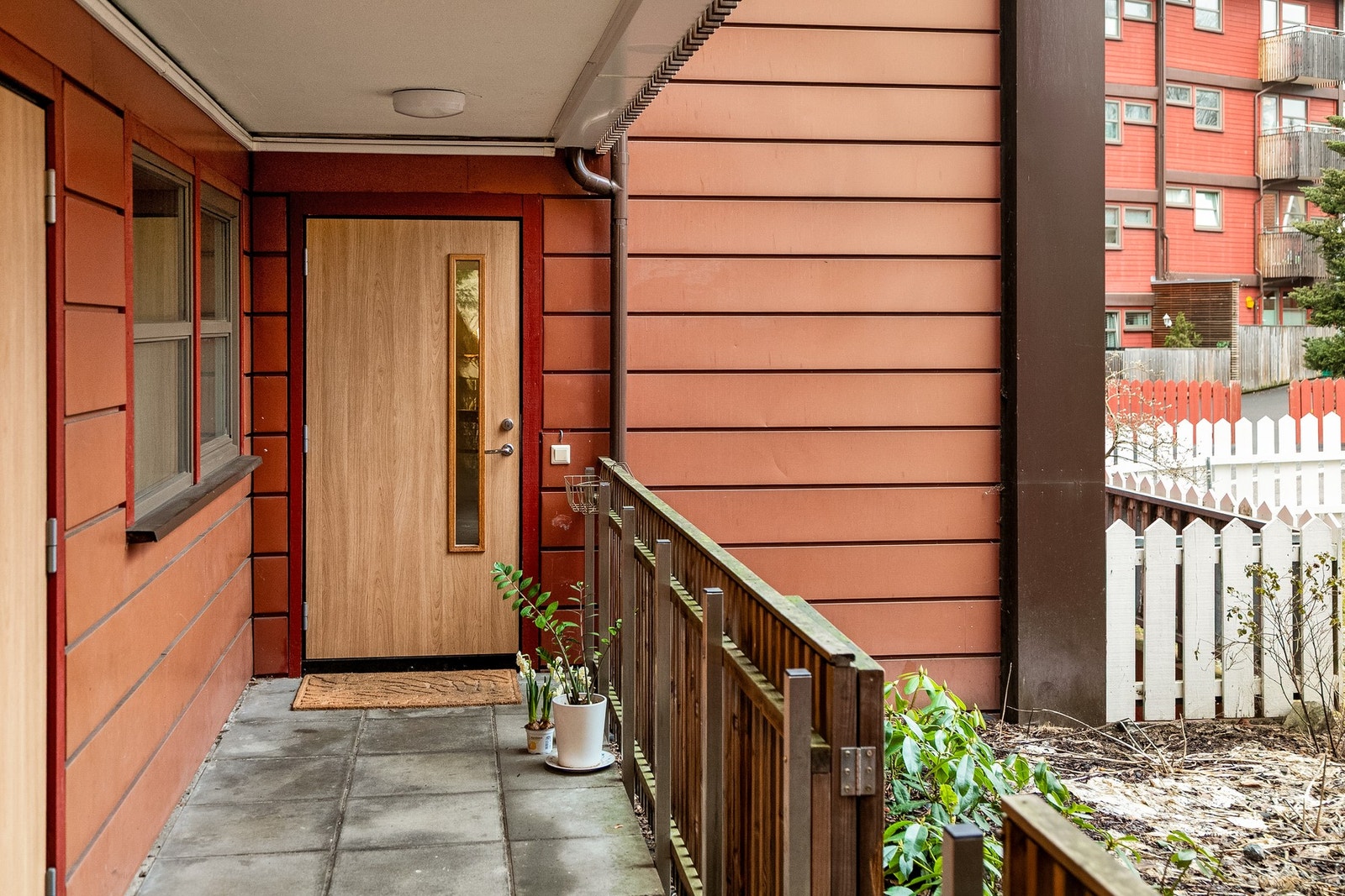 Her bor du med rekkehusfølelse med dirkete inngang til leiligheten fra idyllisk felles hage. Galleribilde
