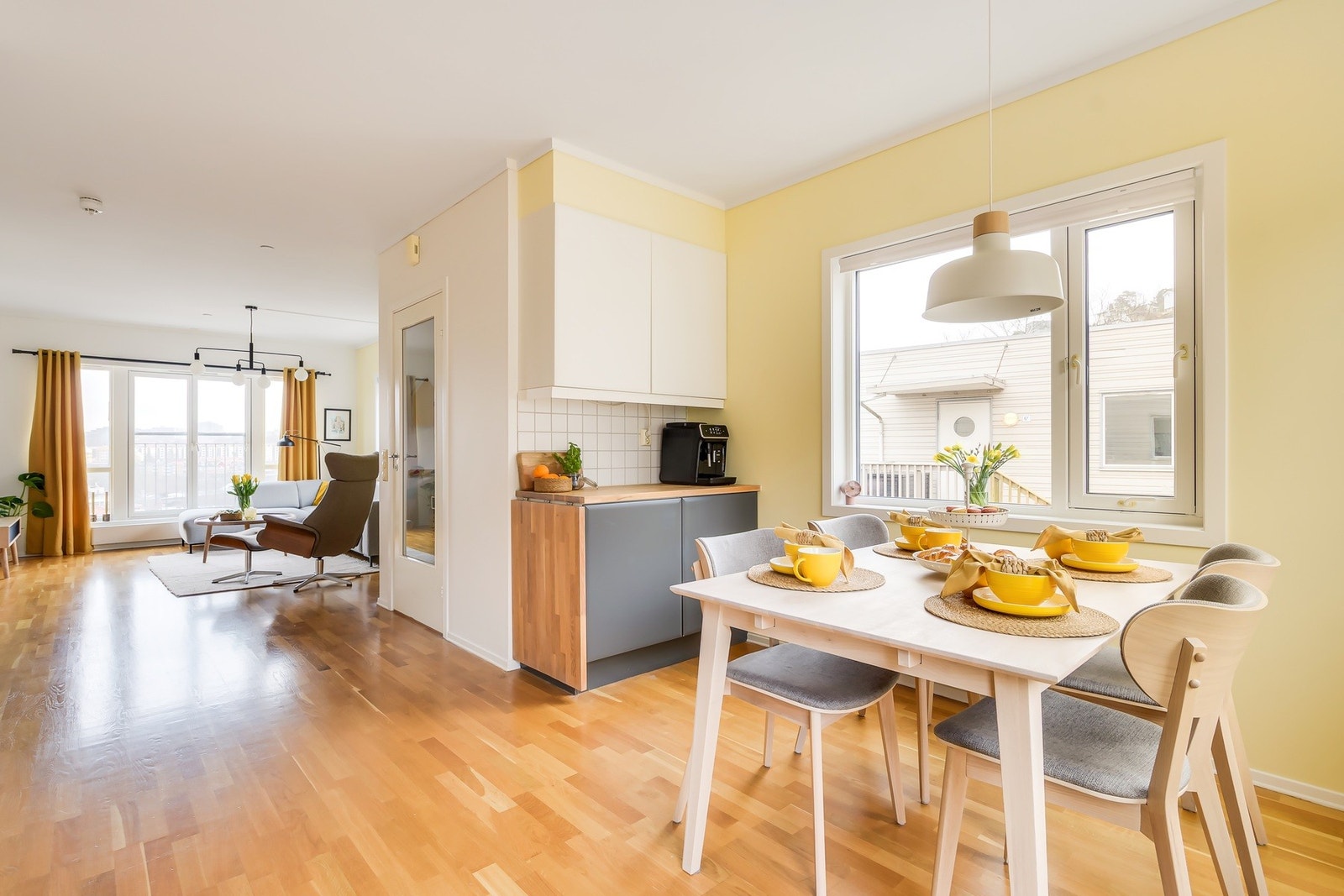 Det er åpen stue & kjøkkenløsning med god plass til å innrede spisestue Galleribilde