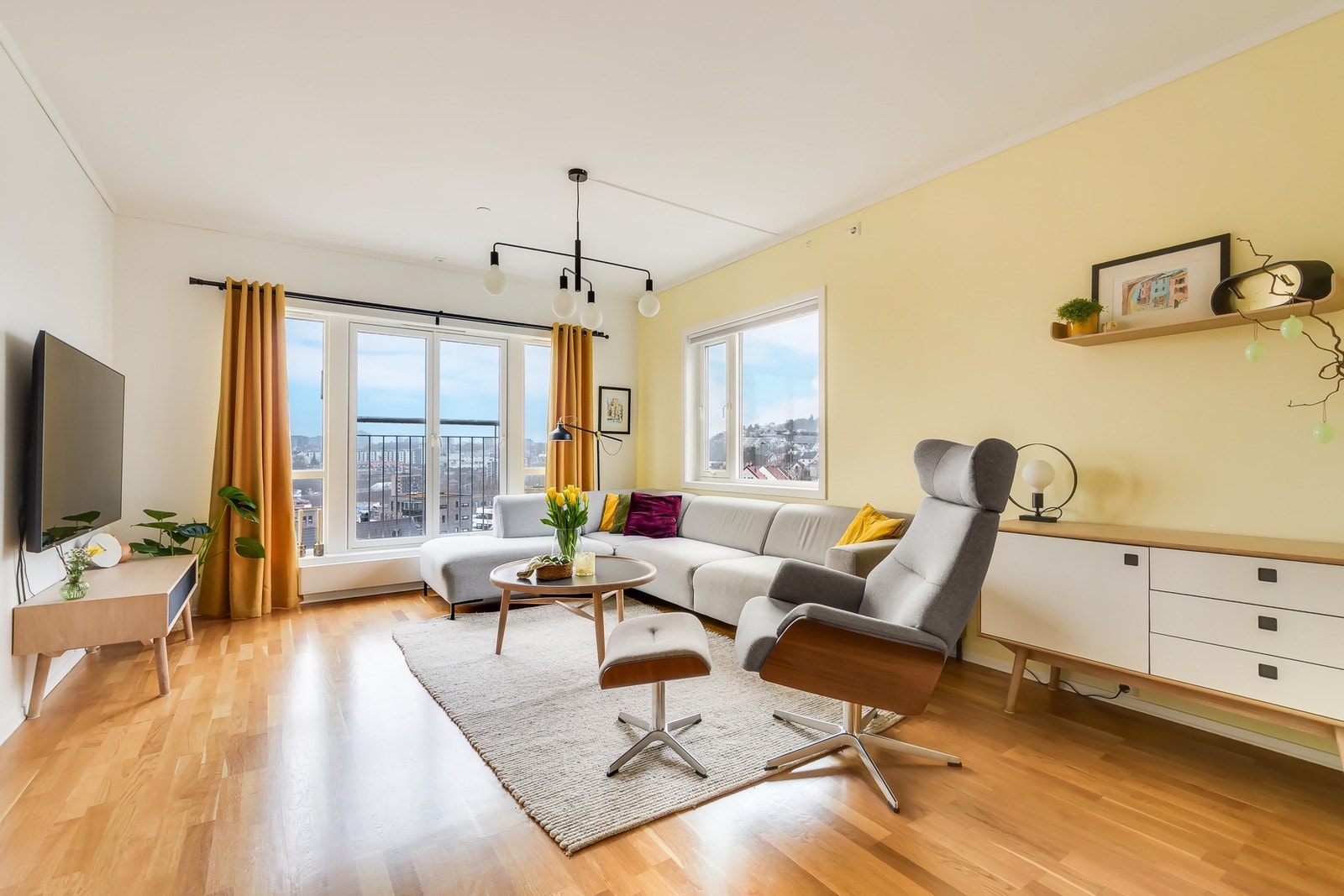 Stuen er har store vindusflater som slipper inn rikelig med naturlig lys Galleribilde