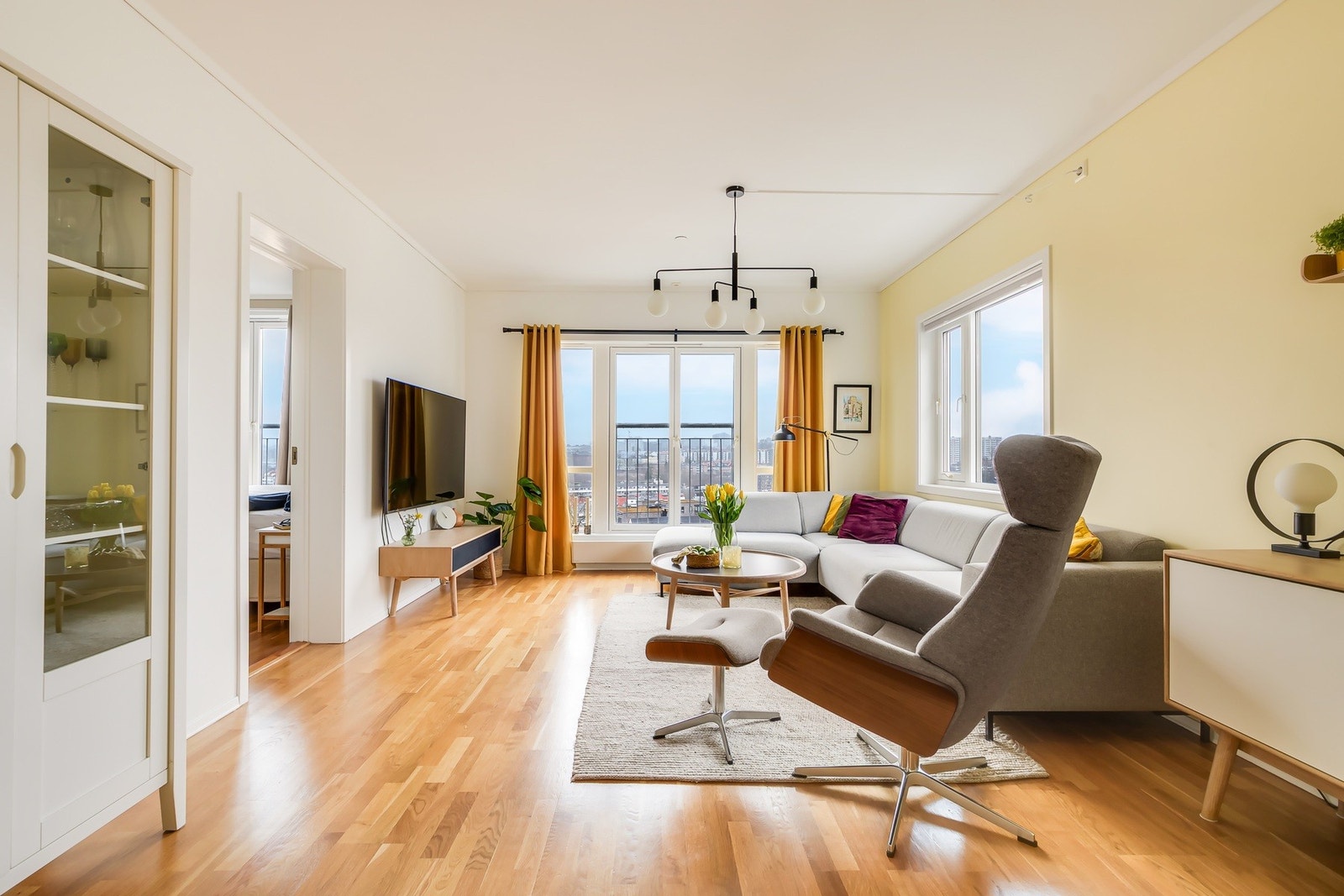 Store oppholdsrom gir gode møbleringsmuligheter Galleribilde