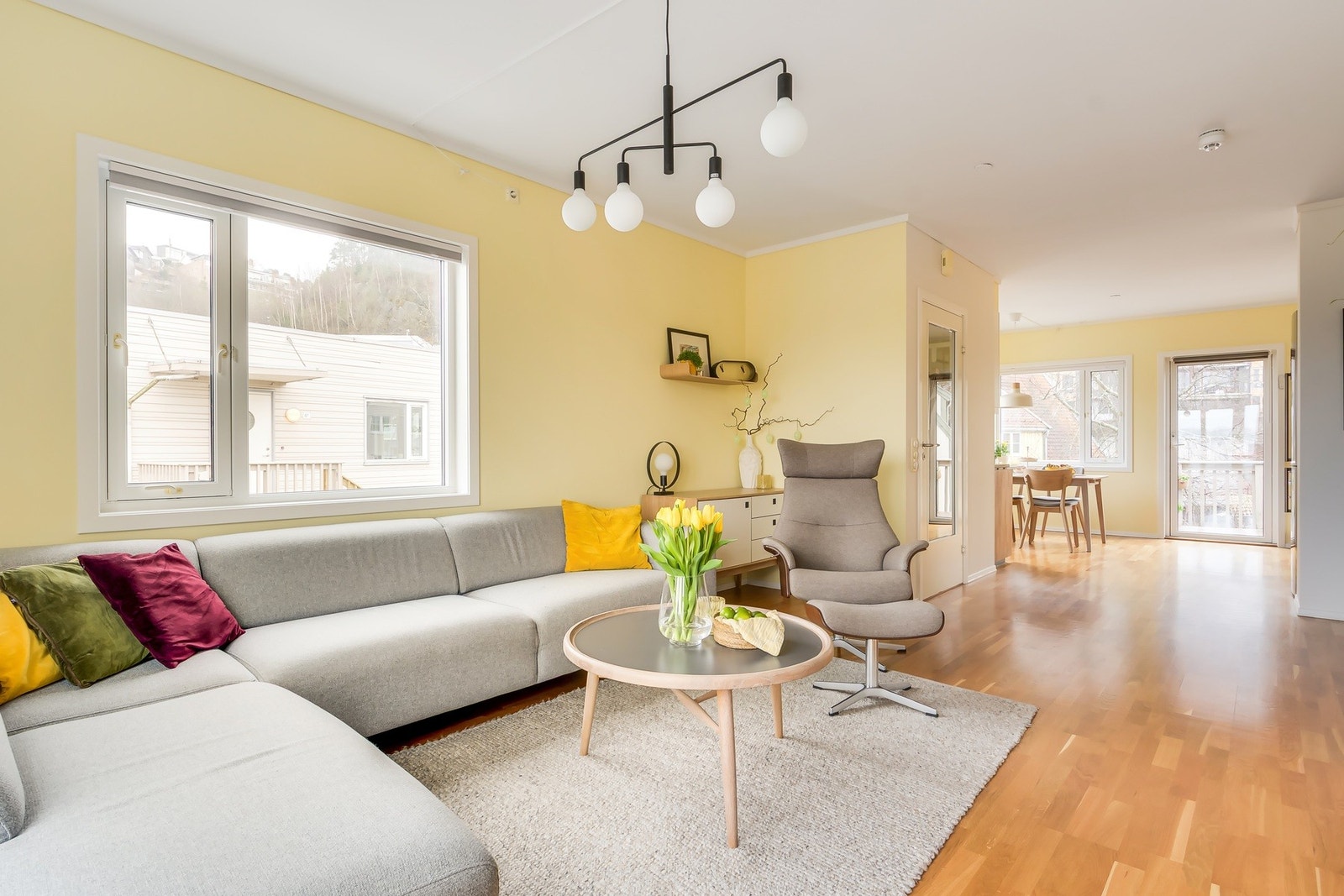 Her er det god plass til stor sofa Galleribilde