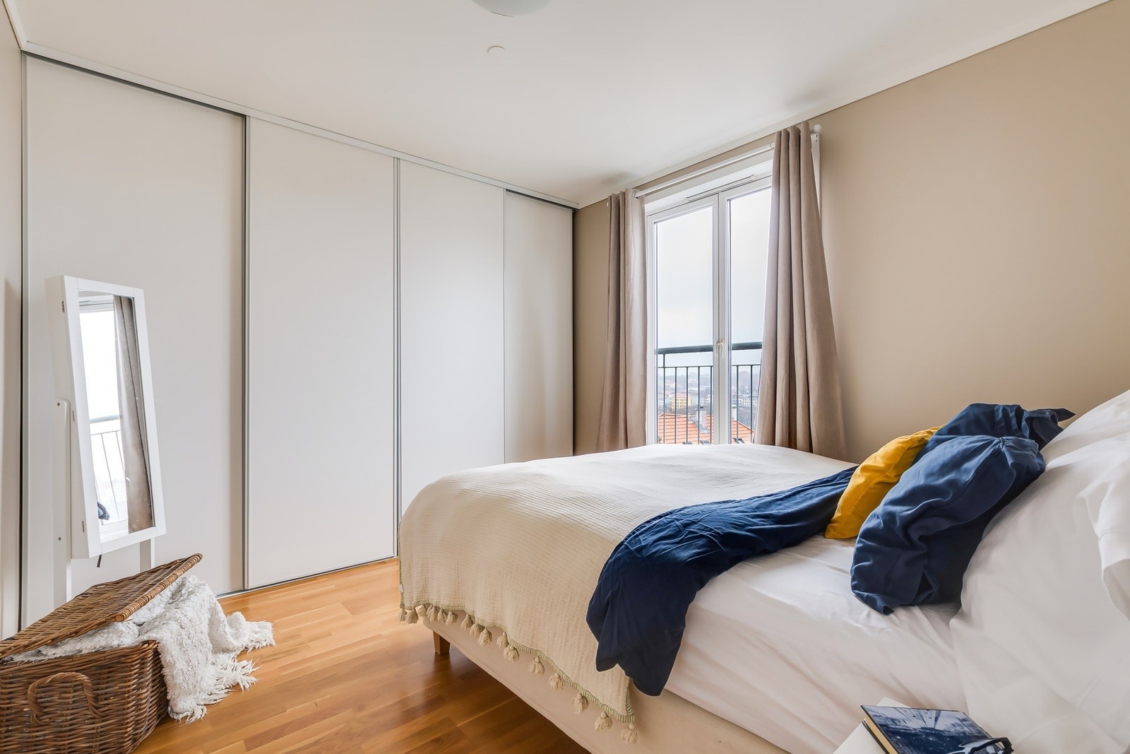 Praktisk skyvedørsgarderobe Galleribilde