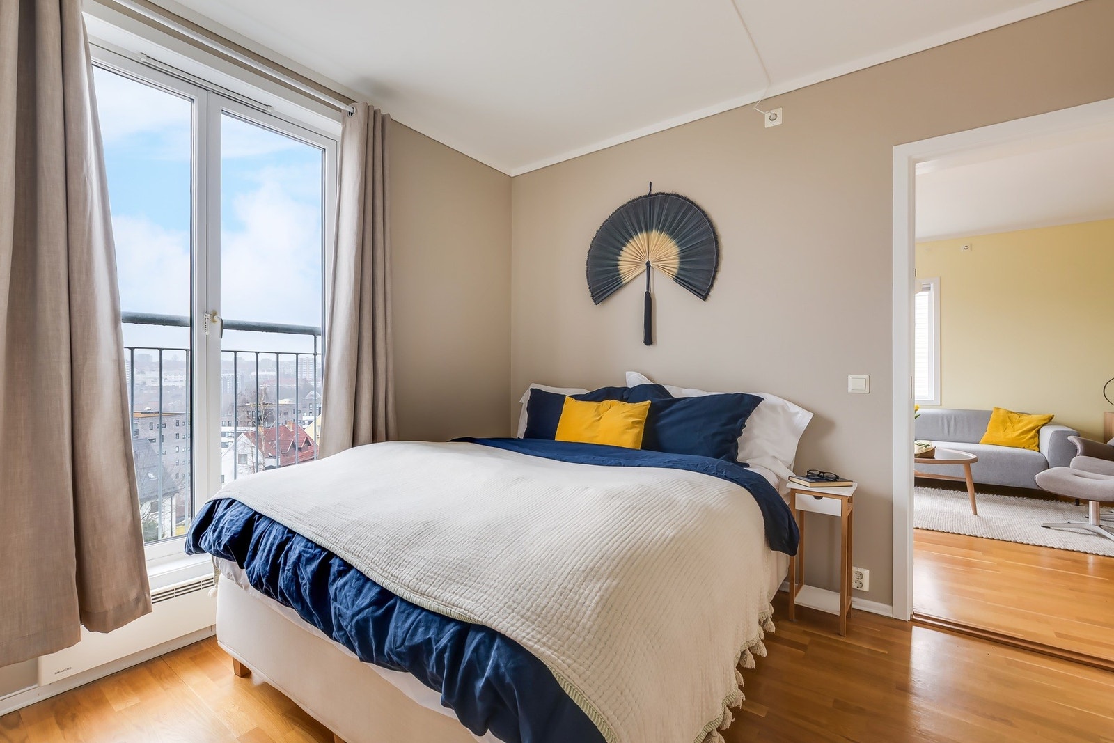 Hovedsoverommet med god plass til dobbeltseng. Fransk balkong sikrer god lufting Galleribilde