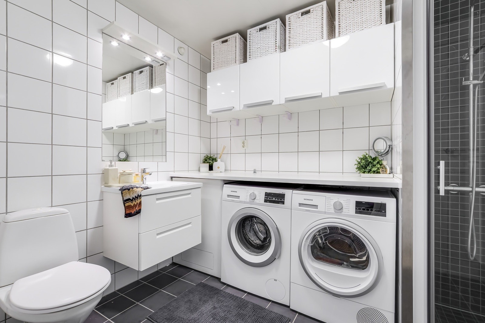 Pent, flislagt bad med opplegg for vaskemaskin Galleribilde