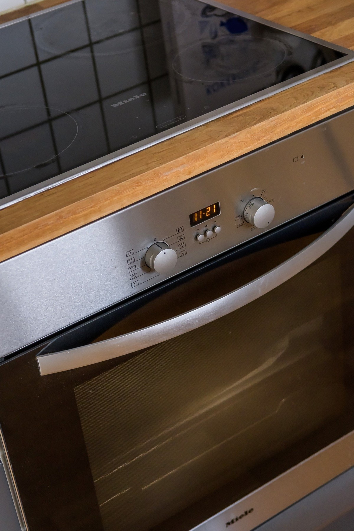 Hvitevarer på kjøkken medfølger i handelen Galleribilde