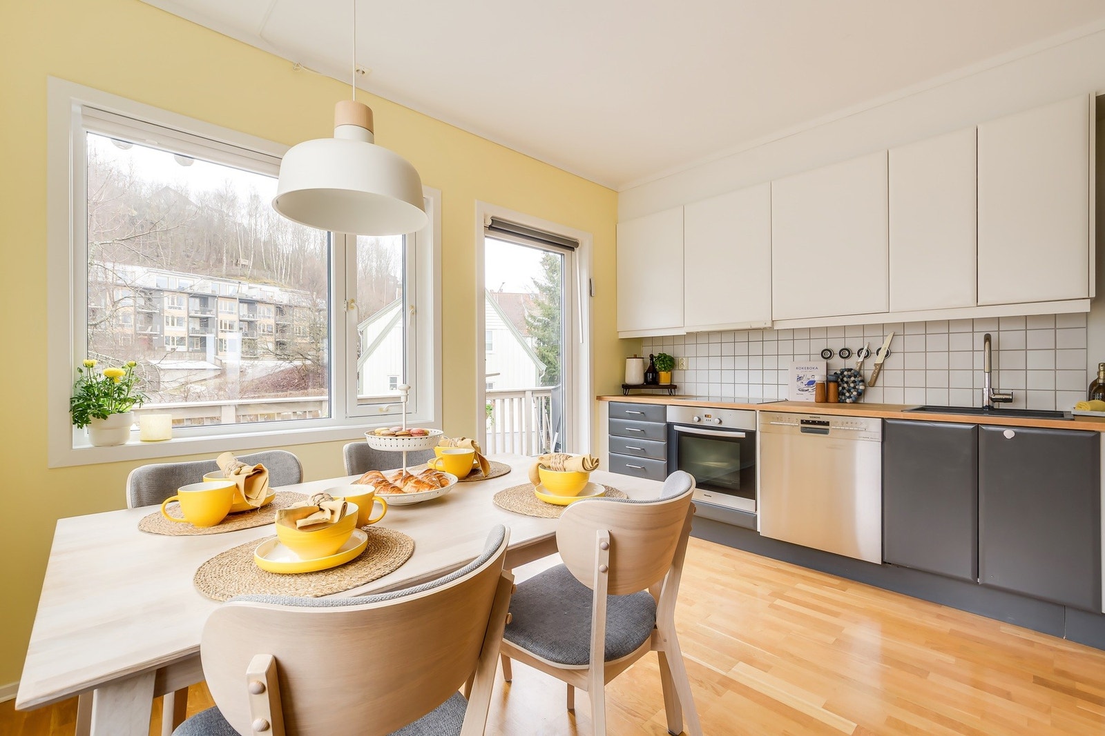 Her er det godt med skap- og benkeplass Galleribilde