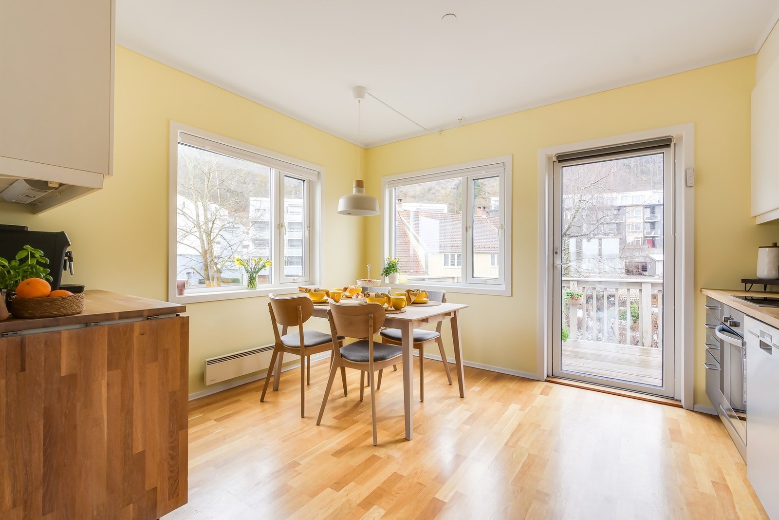 Fra kjøkkenet er det utgang til sydvendt balkong Galleribilde