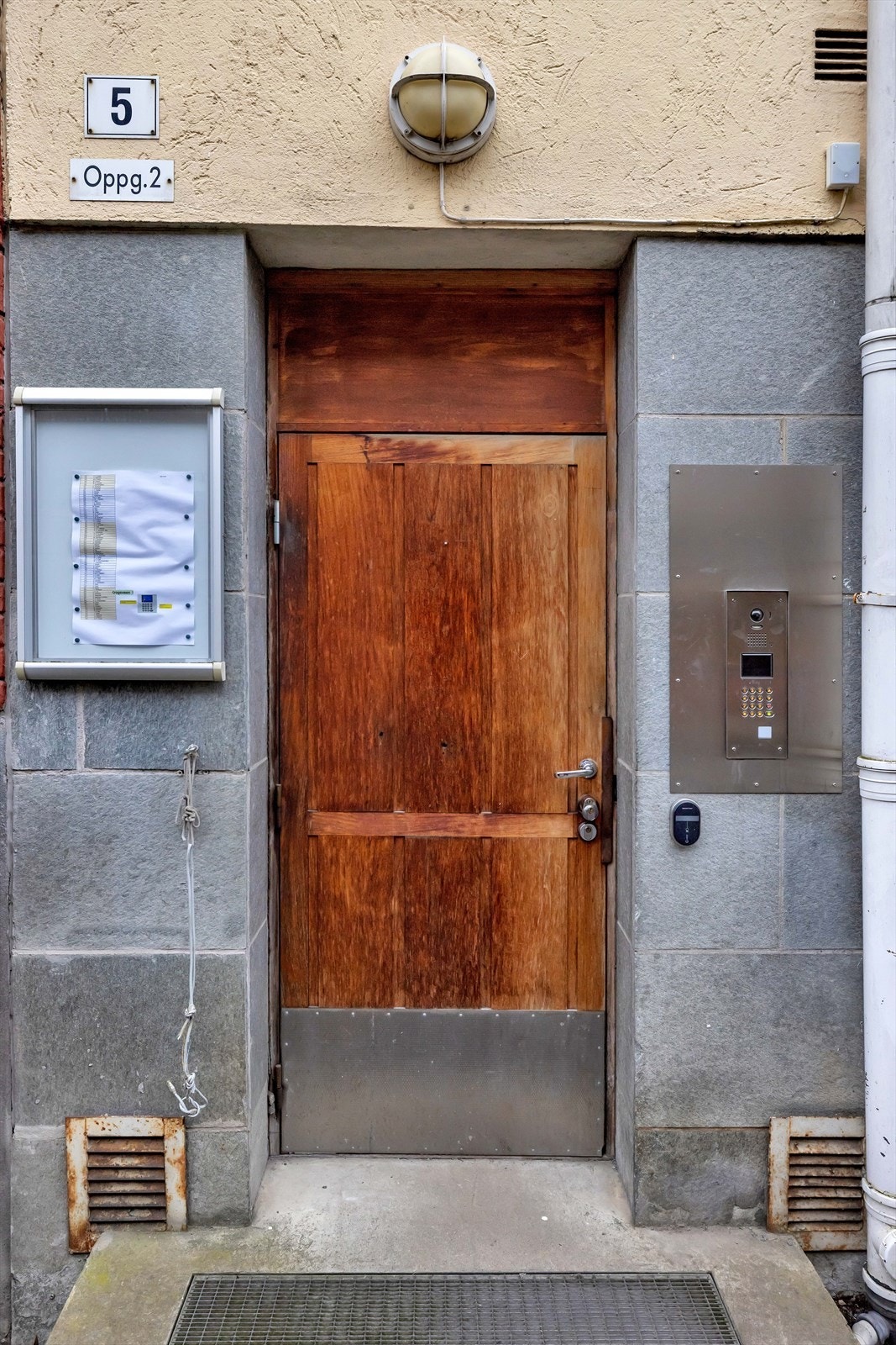 Kristiansands gate 5 har to oppganger som begge gir tilgang til leiligheten i 5. etasje. Oppgang 2 har heis og trapper og oppgang 1 har trapper. Galleribilde