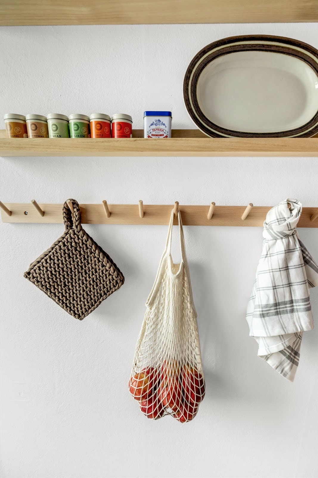 Praktiske hyller og knagger på kjøkkenet. Galleribilde