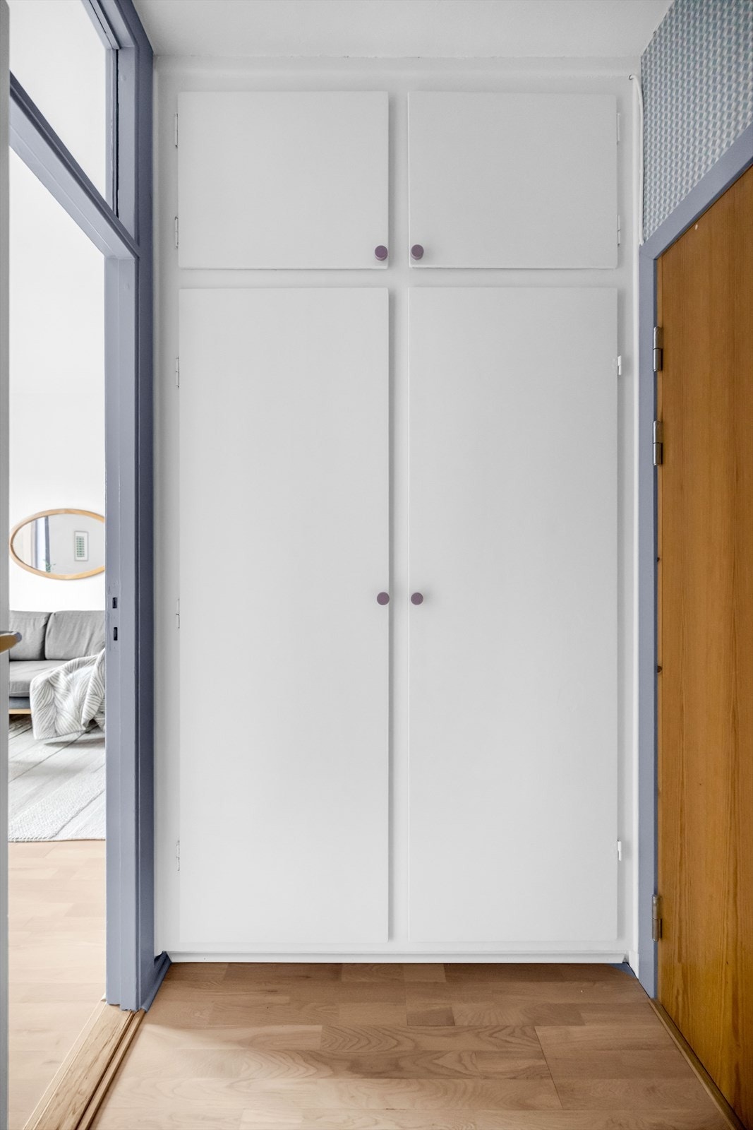 Gode oppbevaringsmuligheter i plassbygde garderobeskap. Galleribilde