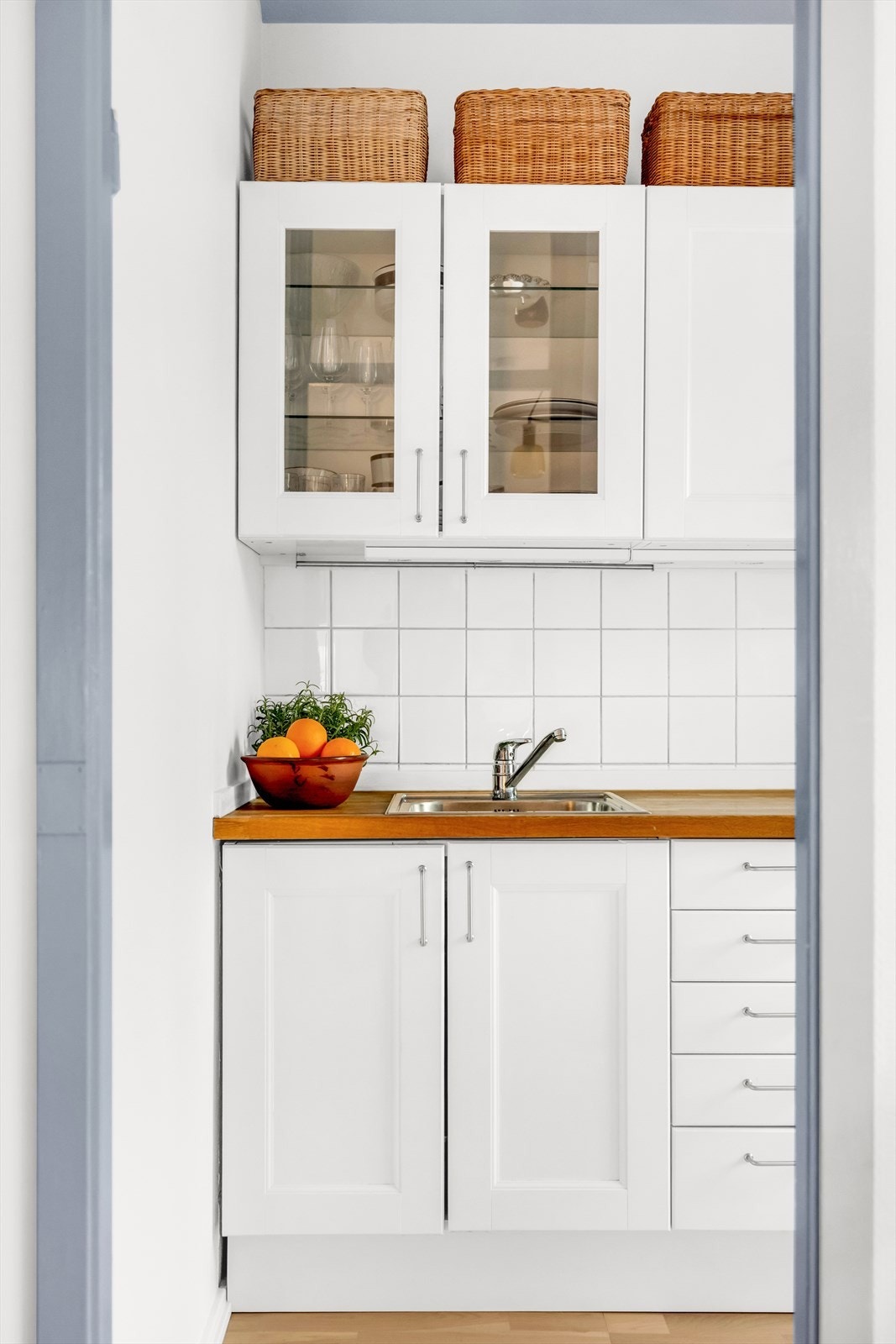 Lyst og pent separat kjøkken med moderne innredning fra 2010/2011 med godt med skap- og benkeplass. Galleribilde