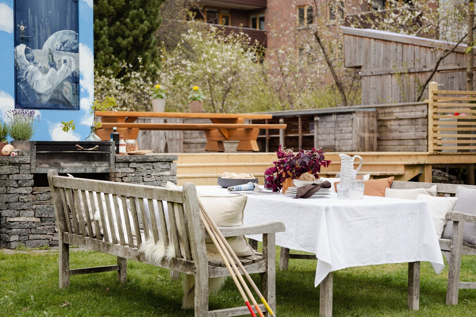 Borettslaget har en idyllisk, stor og lukket hage med utekjøkken, kino, grill, solsenger og masse sol! Galleribilde