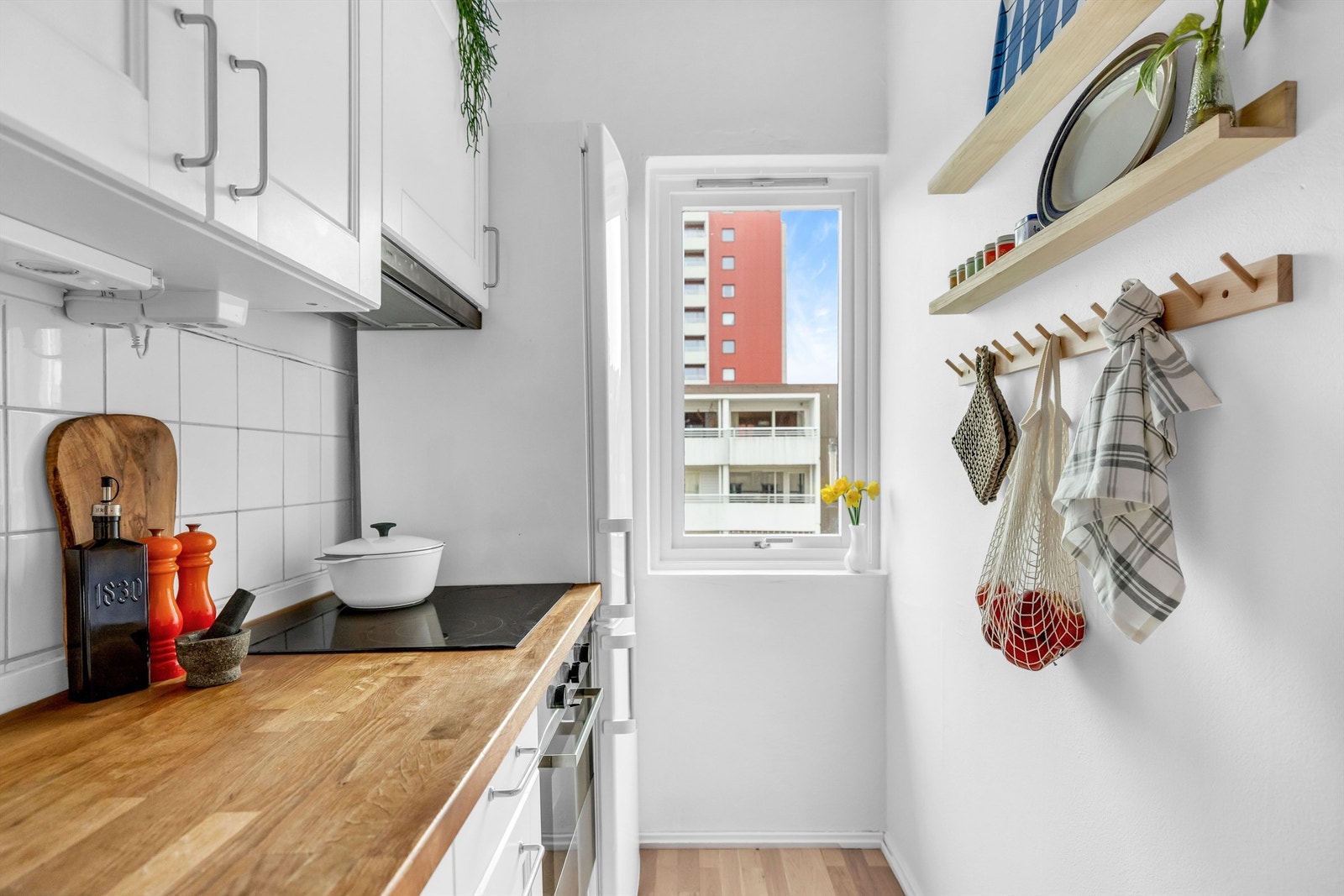 Kjøkkenet ligger i eget rom og har godt med lysinnslipp fra vindu, noe som bidrar til en god soneinndeling i leiligheten. Galleribilde