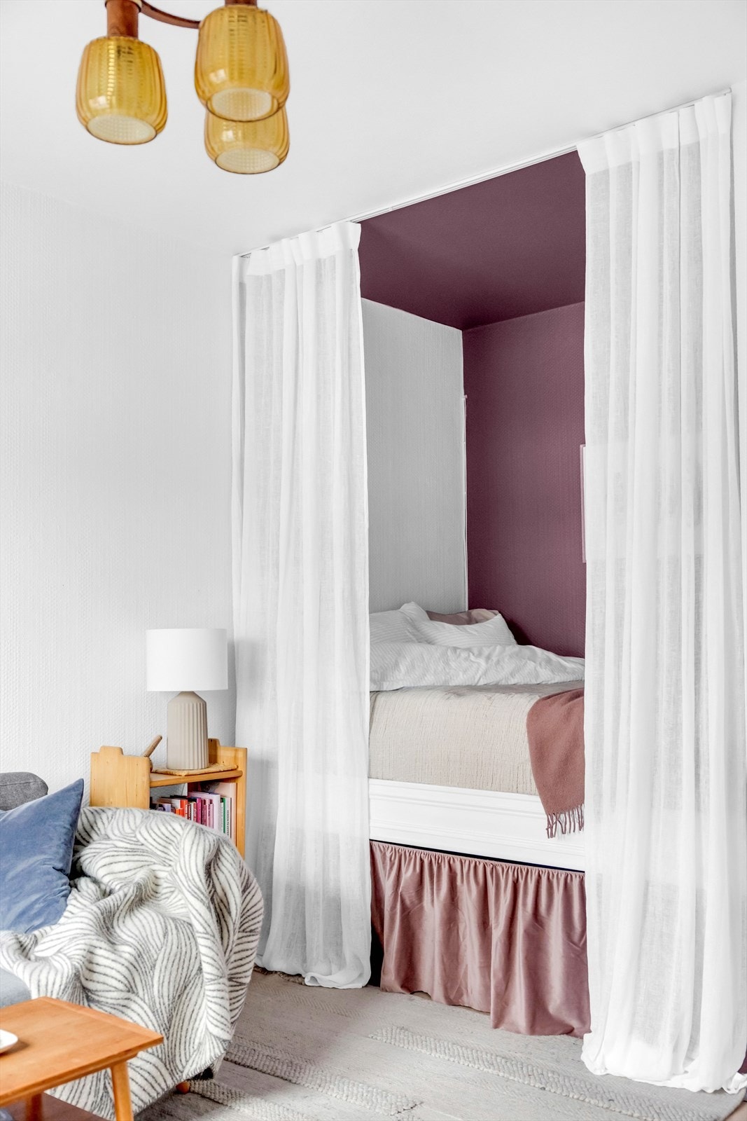 Gardinskinne i taket deler naturlig en sone mellom seng og stue. Galleribilde