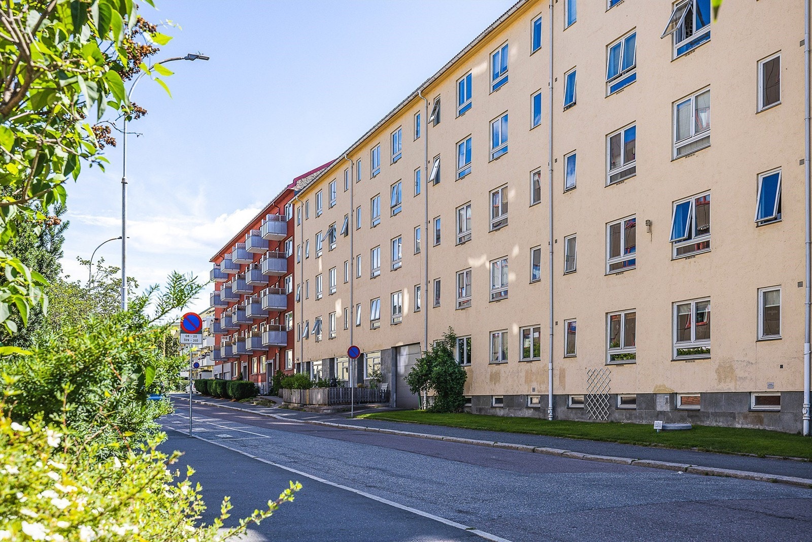 Kristiansands gate 5 ligger midt på Sagene, i en rolig og enveiskjørt gate med lite gjennomgangstrafikk. Galleribilde