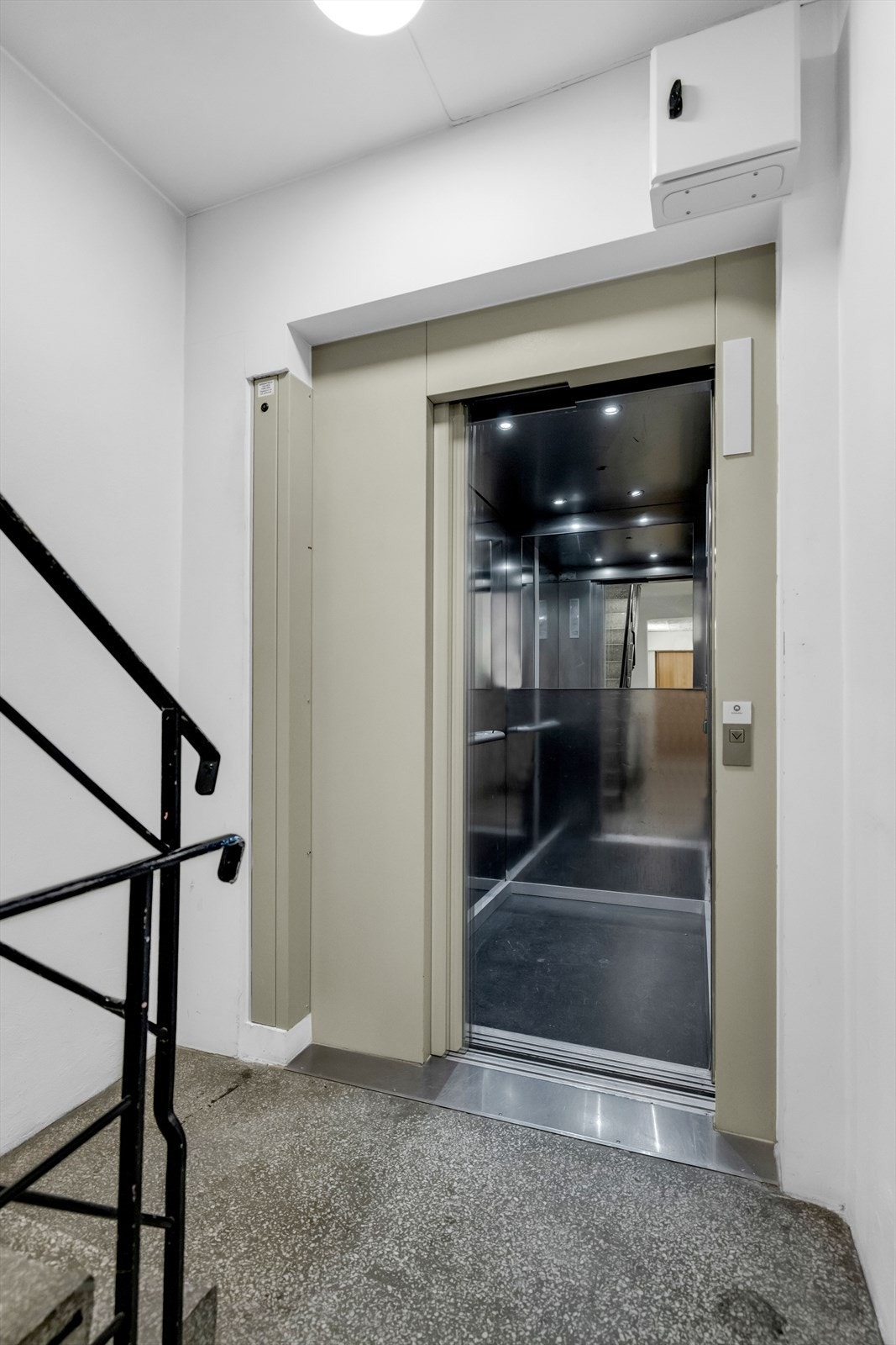 Det er heis i bygget som enkelt tar deg opp til leiligheten i 5. etasje. Galleribilde