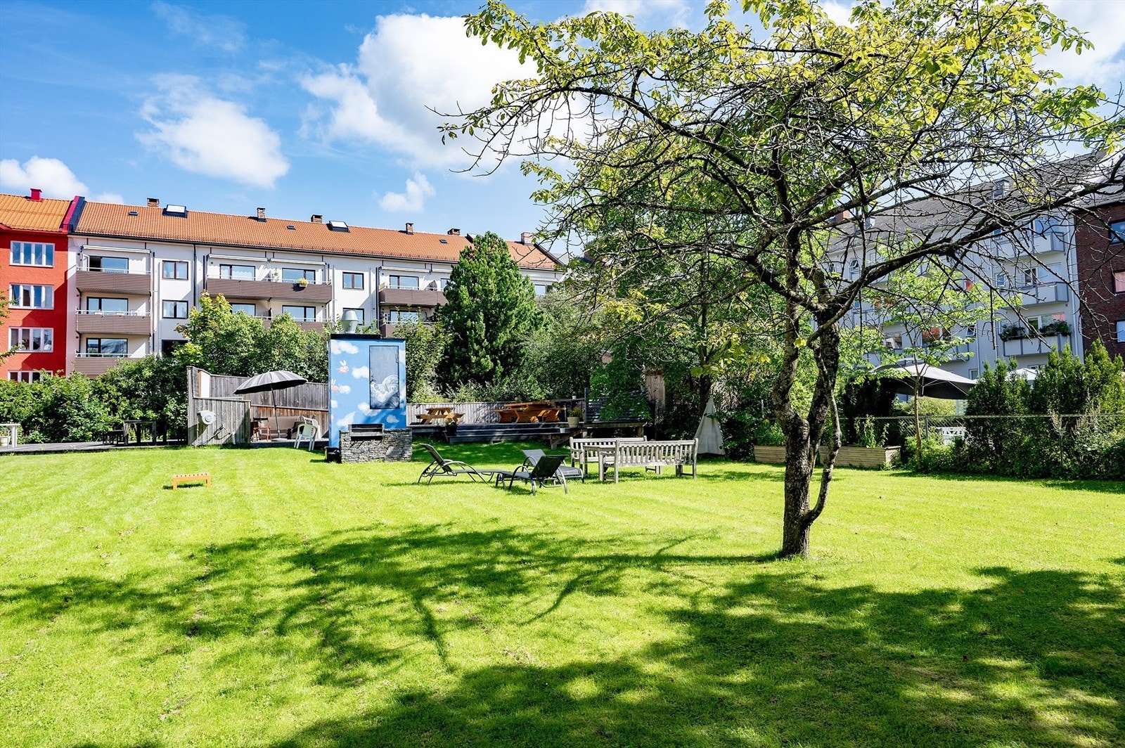 Borettslaget har en felles, fantastisk bakgård som er svært pent opparbeidet. Som beboer har man tilgang på spisegrupper, solstoler, hengekøye, bålpanne, opplegg for prosjektor og skjerm for "kinoopplevelse". Galleribilde