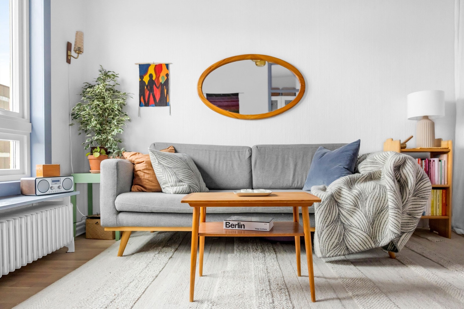 Leiligheten ligger høyt og fritt i 5. etasje med heisadkomst og vinduer ut mot enveiskjørt gate. Galleribilde