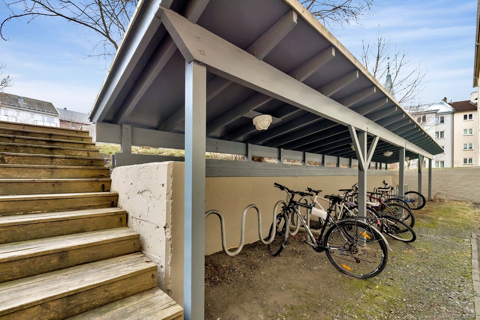Leiligheten har tilgang til innvending og utvendig sykkelbod + fellesvaskeri. Galleribilde