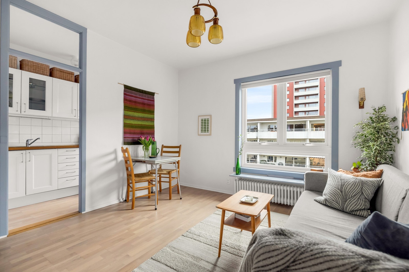 Godt utnyttet planløsning med mulighet for både sofa- og spisegruppe. Galleribilde