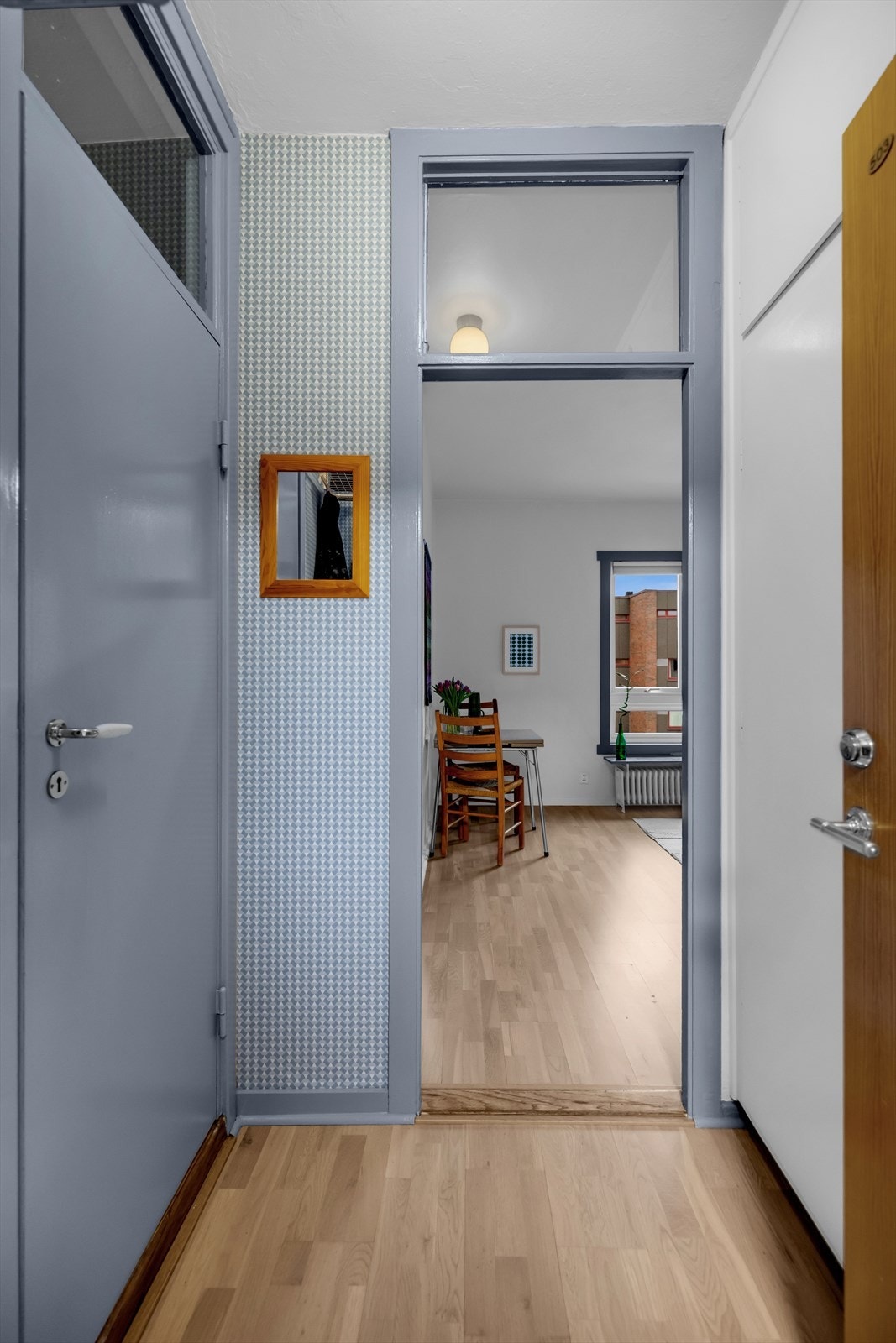 Store vindusflater som gir mye naturlig lysinnslipp. Galleribilde