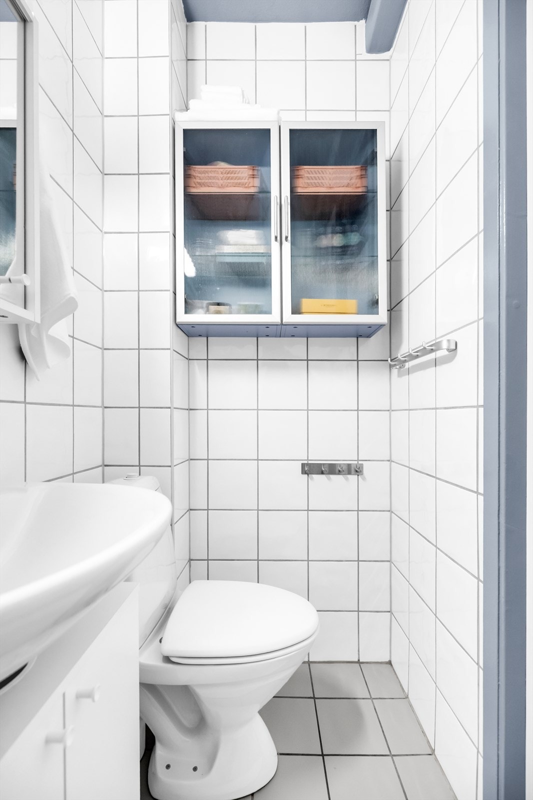 Tidløst, flislagt baderom med varmekabler. Baderommet har dusjhjørne, vask, speil, baderomsinnredning og wc. Galleribilde