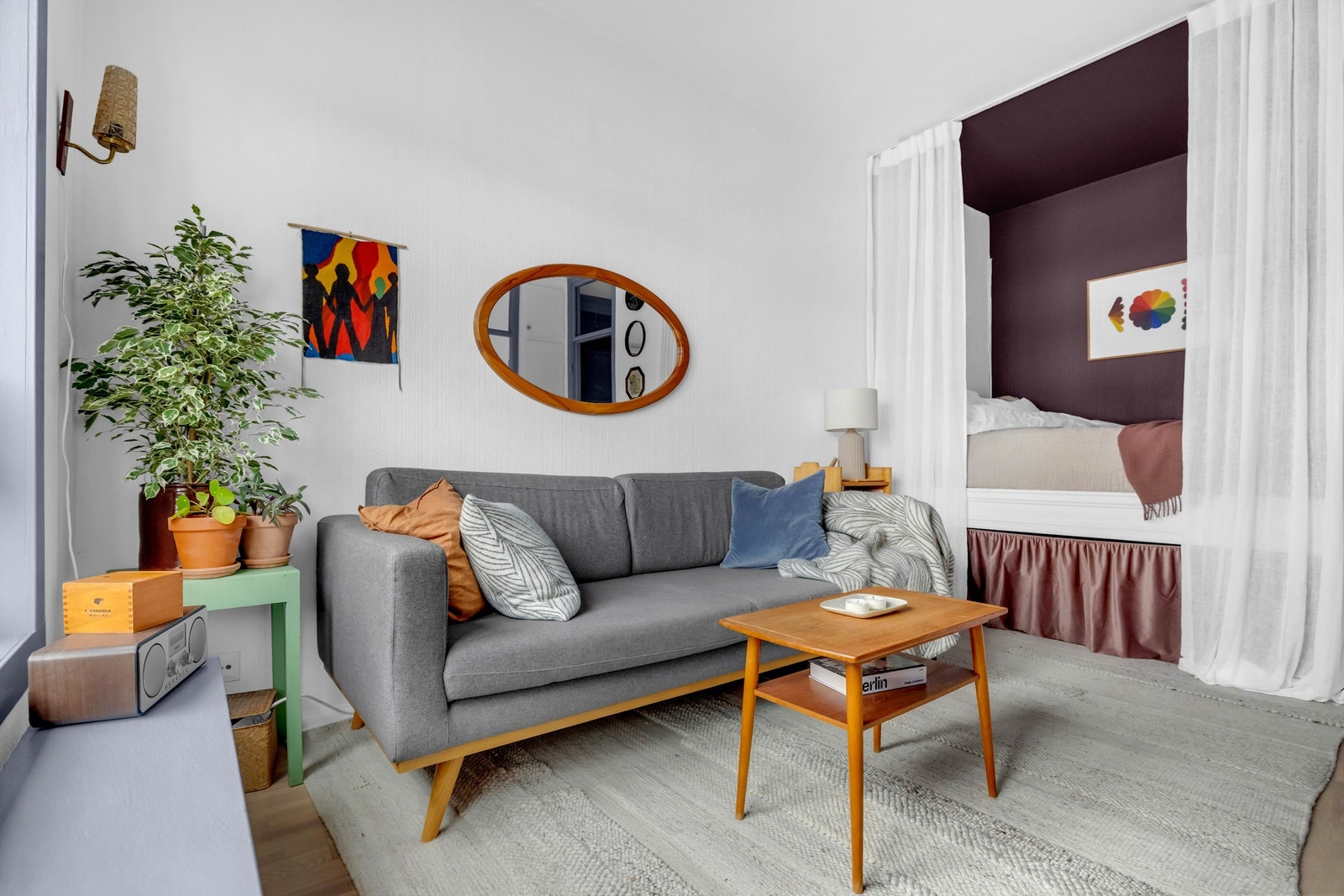 Godt utnyttet planløsning med mulighet for både sofa- og spisegruppe i tillegg til egen nisje for sovealkove. Galleribilde