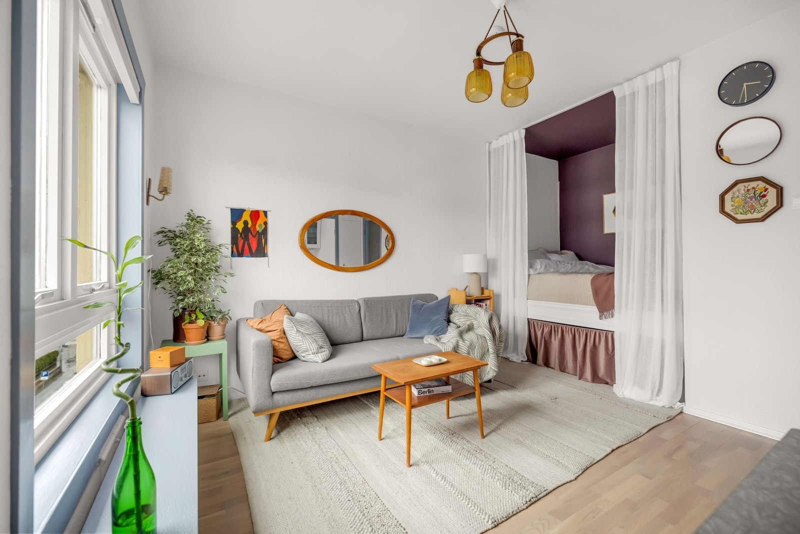 De store vinduene som slipper inn masse lys er noe av det fineste med leiligheten sier selger. Siden den ligger så høyt får den masse fin sol inn på gode dager. Galleribilde