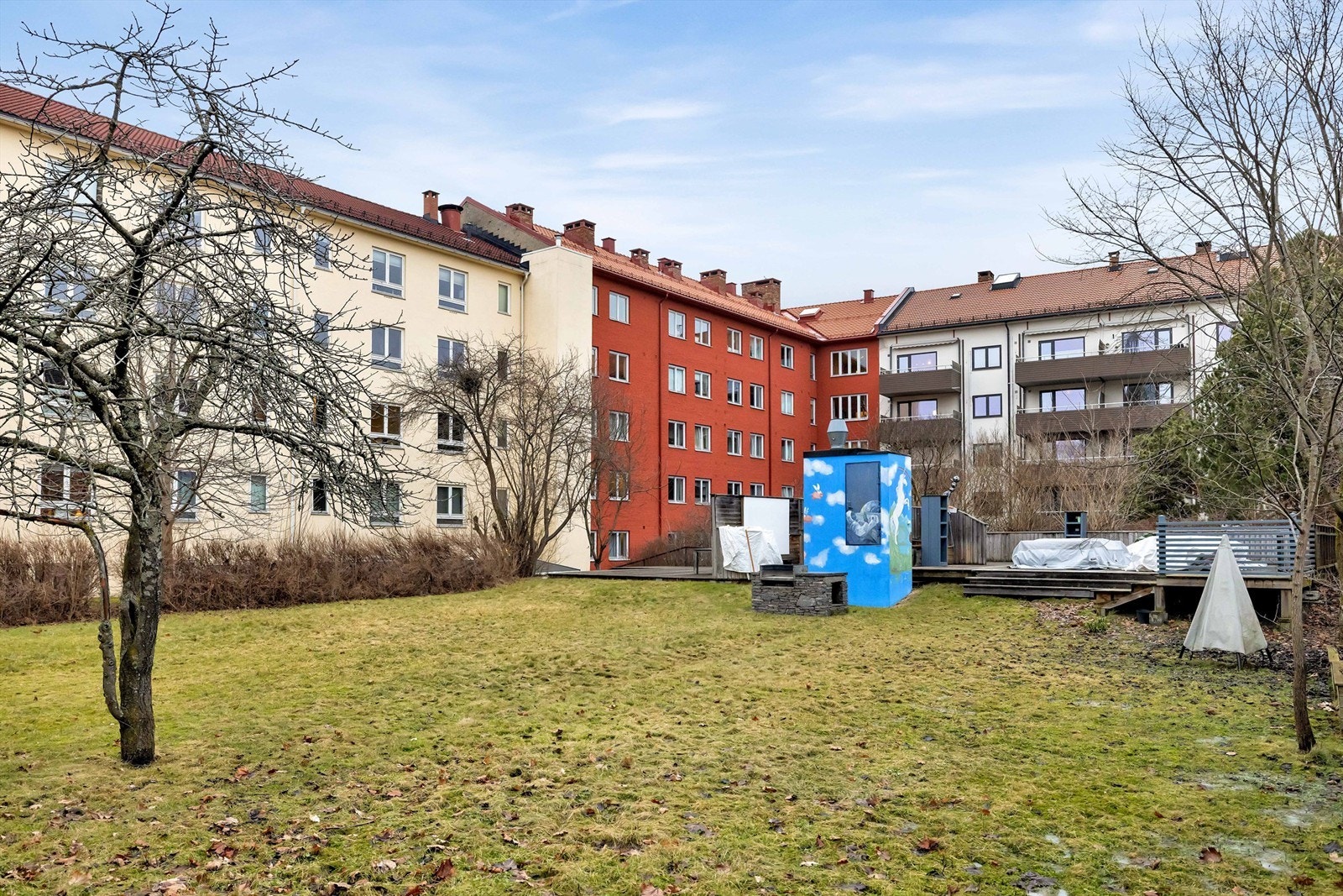 Prisbelønnet bakgård med grill, utekino og flere større separate sittegrupper. Galleribilde