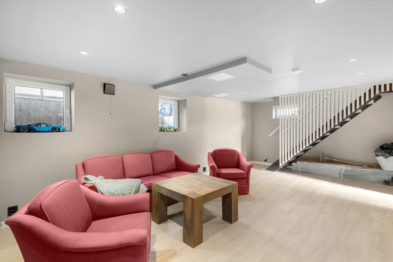 Kjelleretasjen ble bygget om i 2025 og inneholder i dag romslig kjellerstue med varme i gulvet og downlights i taket Galleribilde