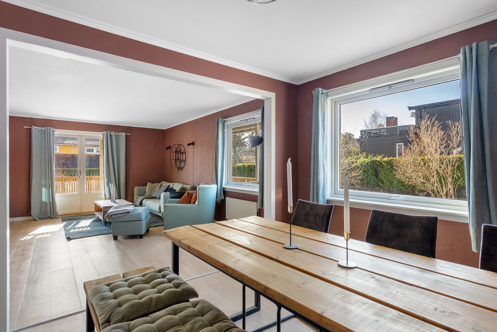 Her har du plass til både langbord og romslig sofa, perfekt for sosiale sammenkomster og hyggelige stunder Galleribilde