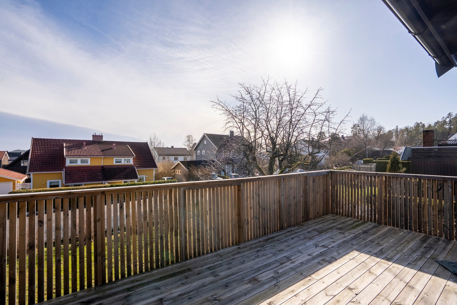 Balkong i 2.etasje og et deilig sted å sette seg ut for å nyte solen Galleribilde