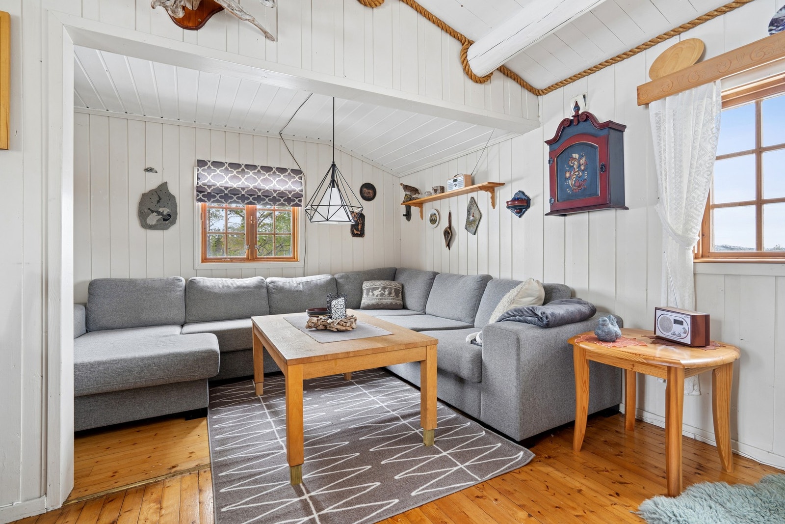Innvendig er det gulv av furu. Galleribilde