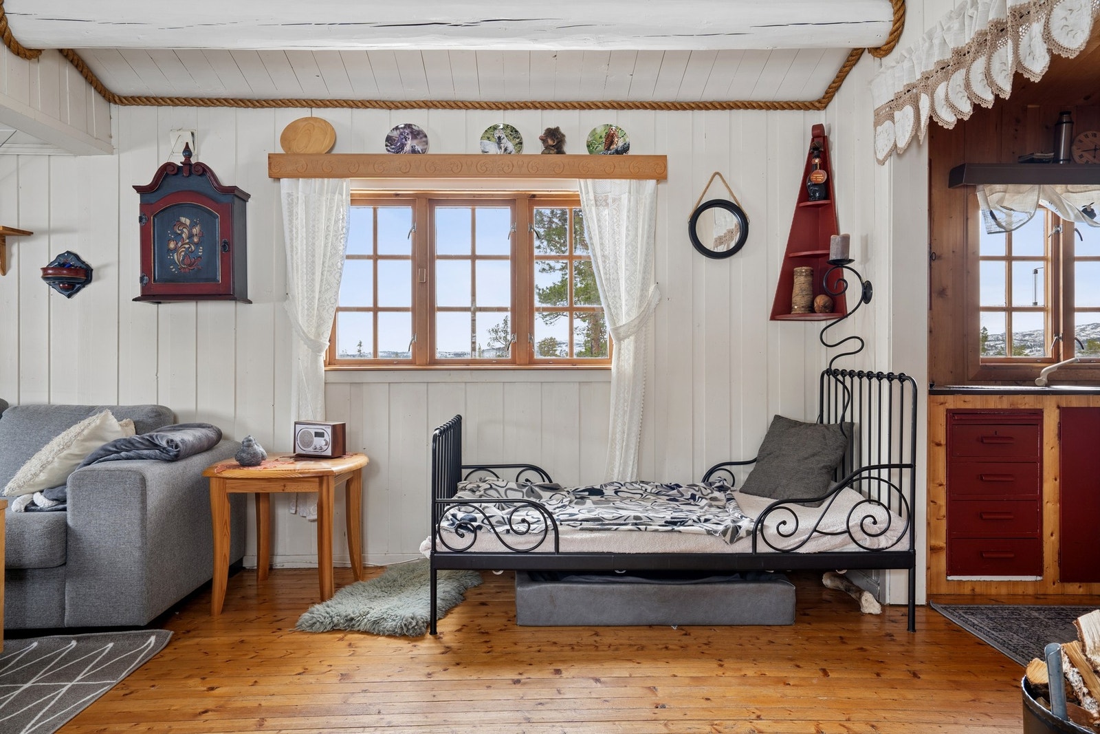 Hytten har trevinduer med koblet glass. Galleribilde