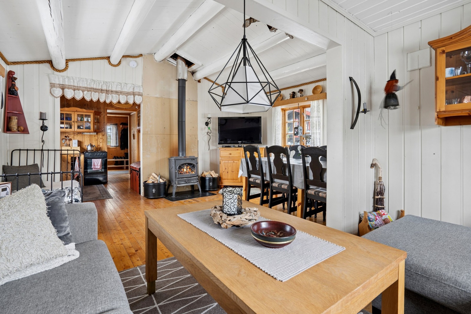 Romslig stue med mye naturlig belsyning. Galleribilde