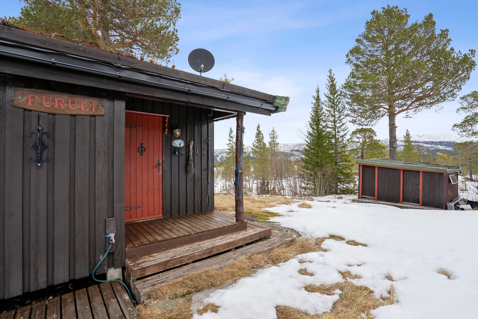 I tillegg er det en selvstendig bod med vedskjul og oppbevaring. Galleribilde