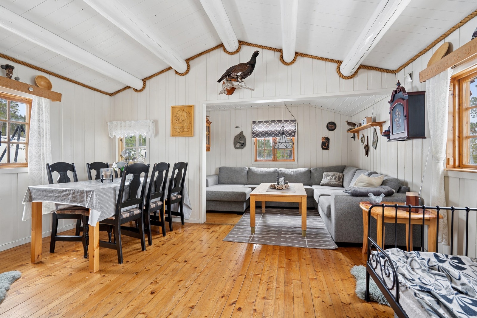På stuen er det god plass til flere sittegrupper. Galleribilde