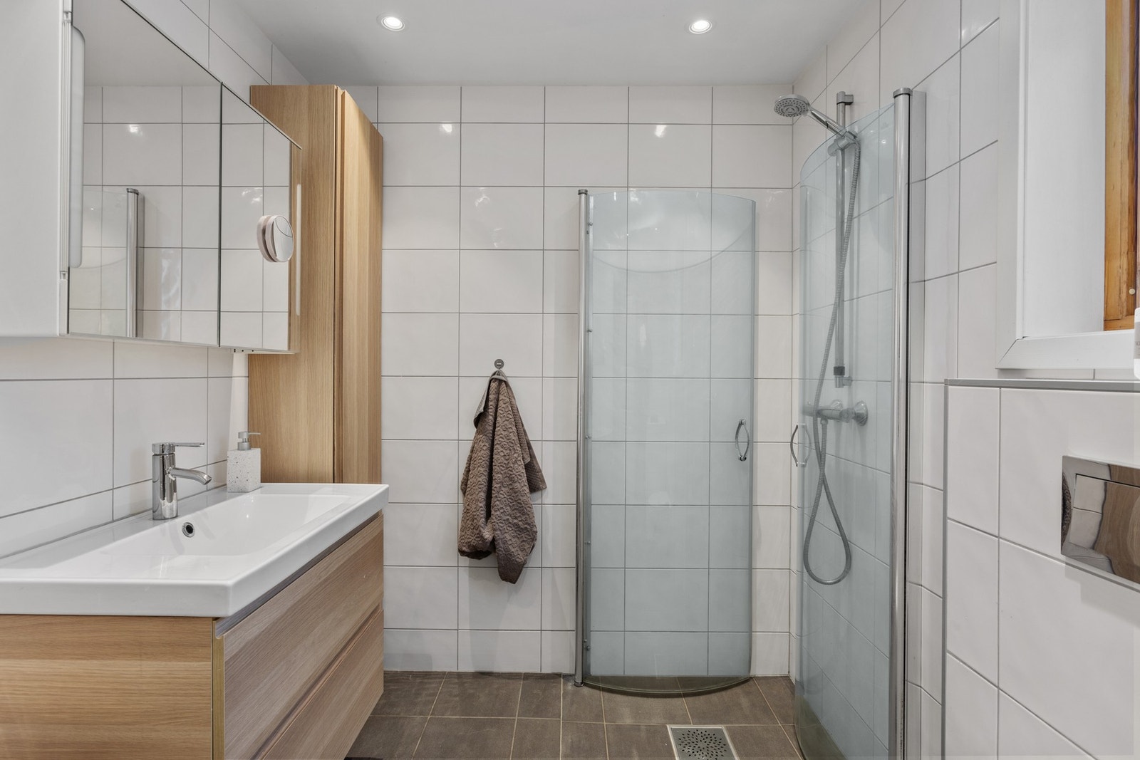 Delikat, helfliset bad med gulvvarme og innfelte downlights i himling. Rommet ble pusset opp i 2017 Galleribilde