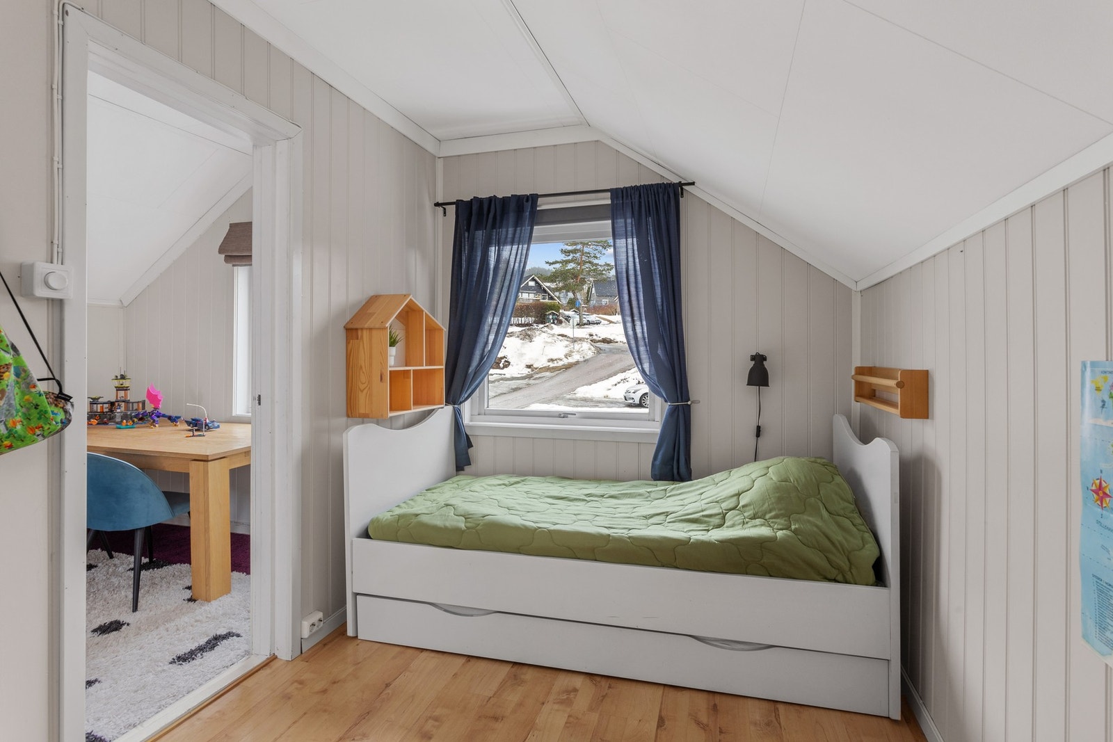 Soverom 2 har laminatgulv, panelplater på vegger og takplater i himling Galleribilde