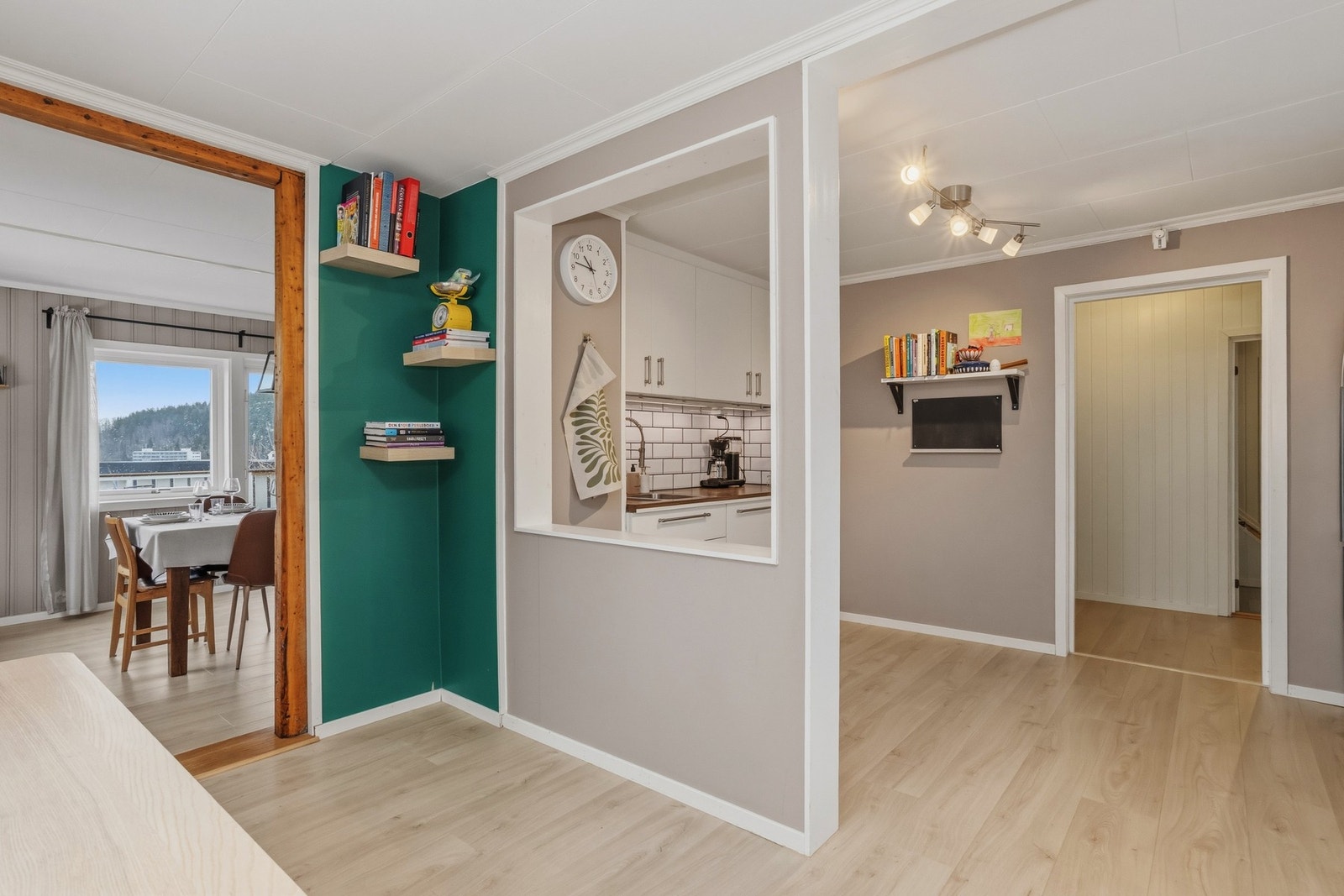 Spisestuen ligger sentralt plassert i boligen med direkte tilknytning til både kjøkken, stue og terrasse Galleribilde