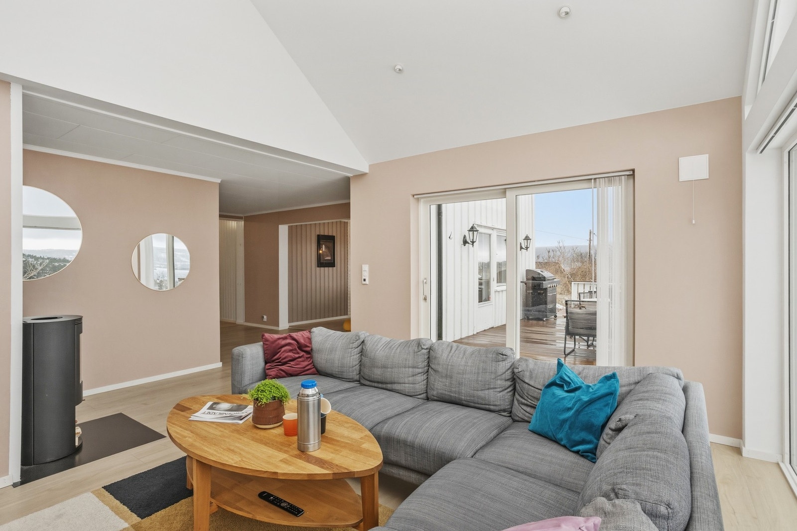 Fra både stue og spisestue er det utgang til østvendt terrasse på ca. 37 kvm Galleribilde