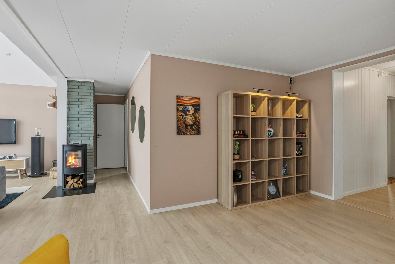 I stuen er det montert en moderne peisovn som bidrar til god varme og lun stemning Galleribilde