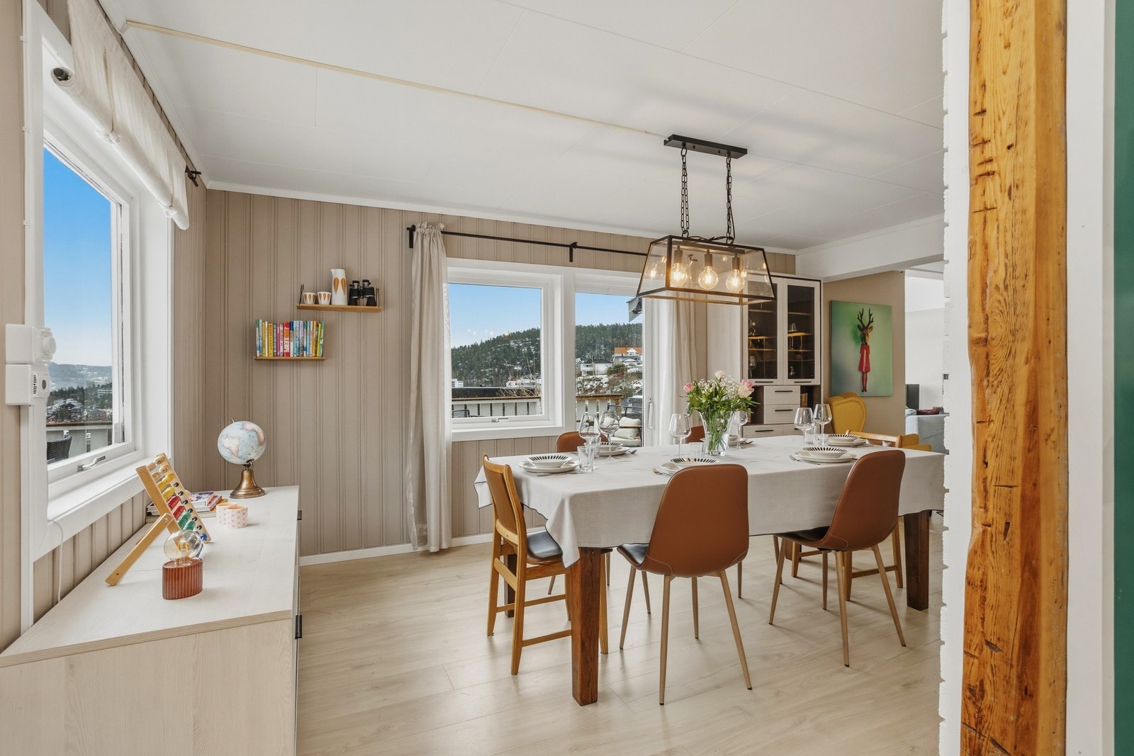 Her er det god plass til stort spisebord og hyggelige sammenkomster Galleribilde