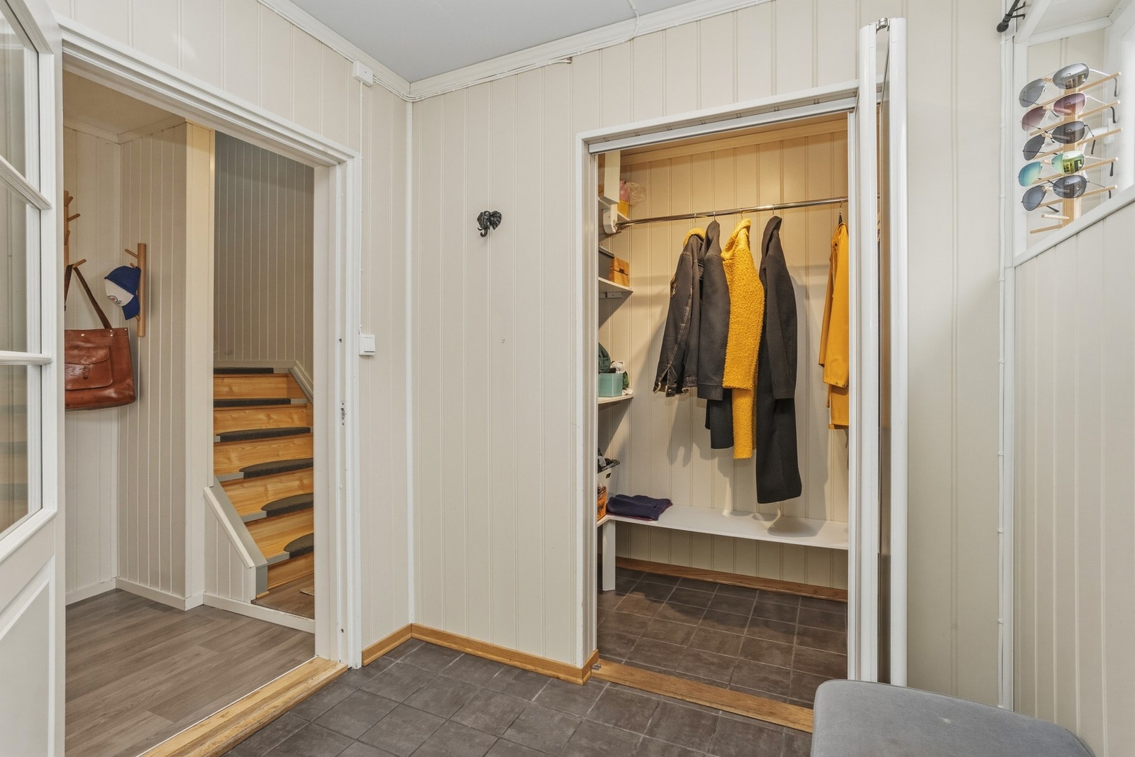 I tilknytning til entréen ligger en bod innredet med hyller og opphengsstang for oppbevaring av yttertøy og sko Galleribilde