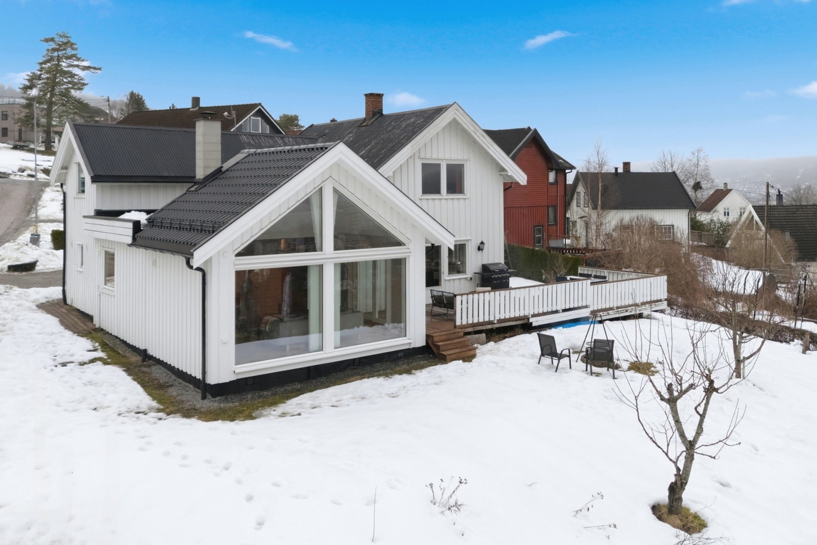 Oppgradert enebolig med fine uteområder, flott utsikt og frittstående garasje Galleribilde