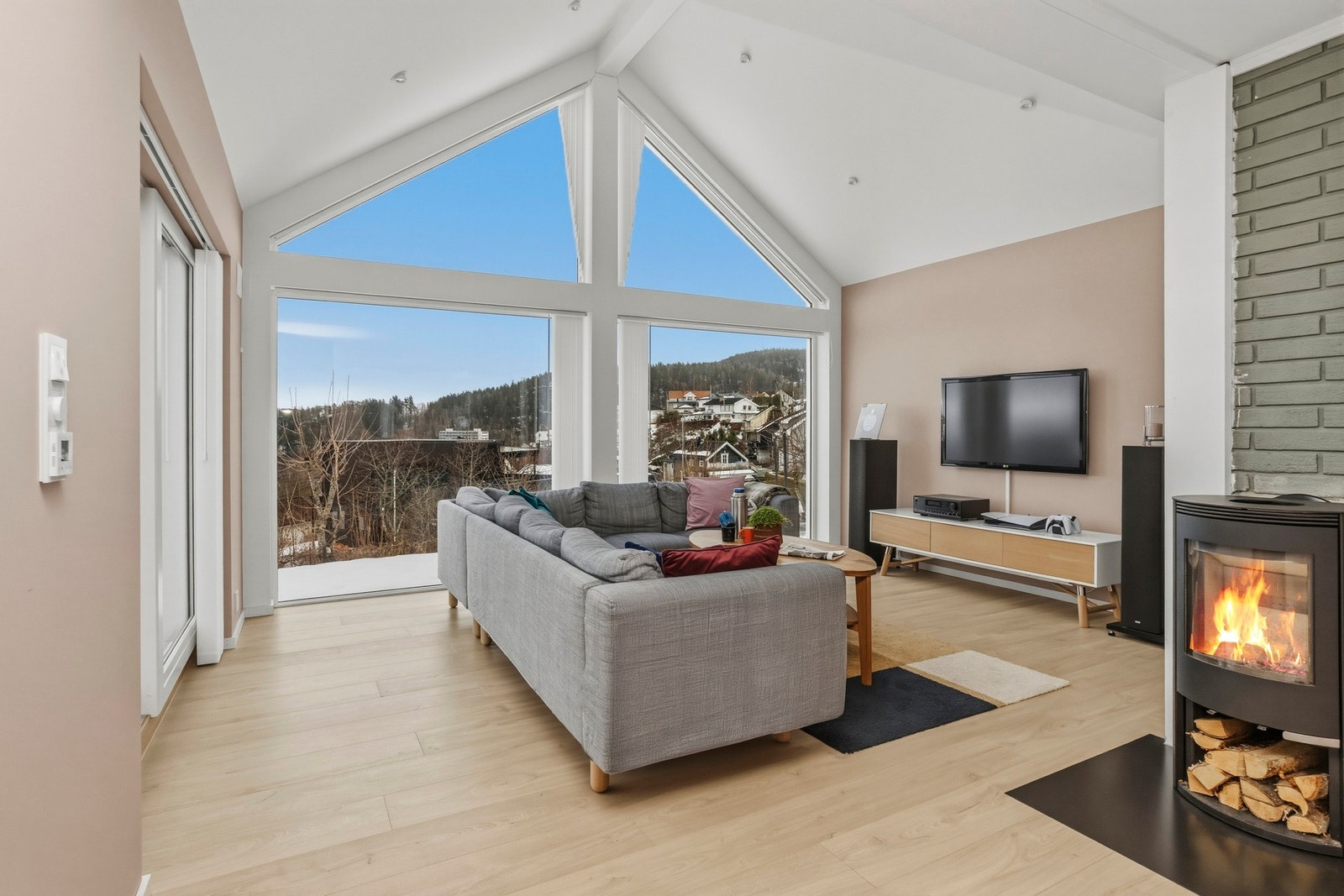 Eiendomsmegler Emilie Fredriksen v/EIE eiendomsmegling ønsker velkommen til Krinsilen 5! Galleribilde