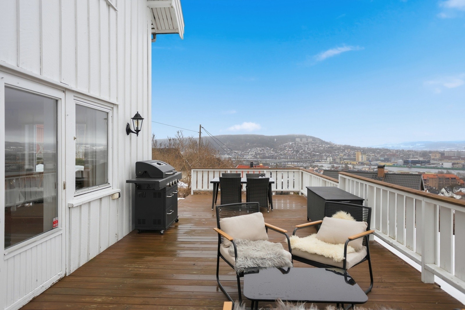 Her er det fin plass til å innrede med ønsket utemøblement og nyte formiddagssolen Galleribilde